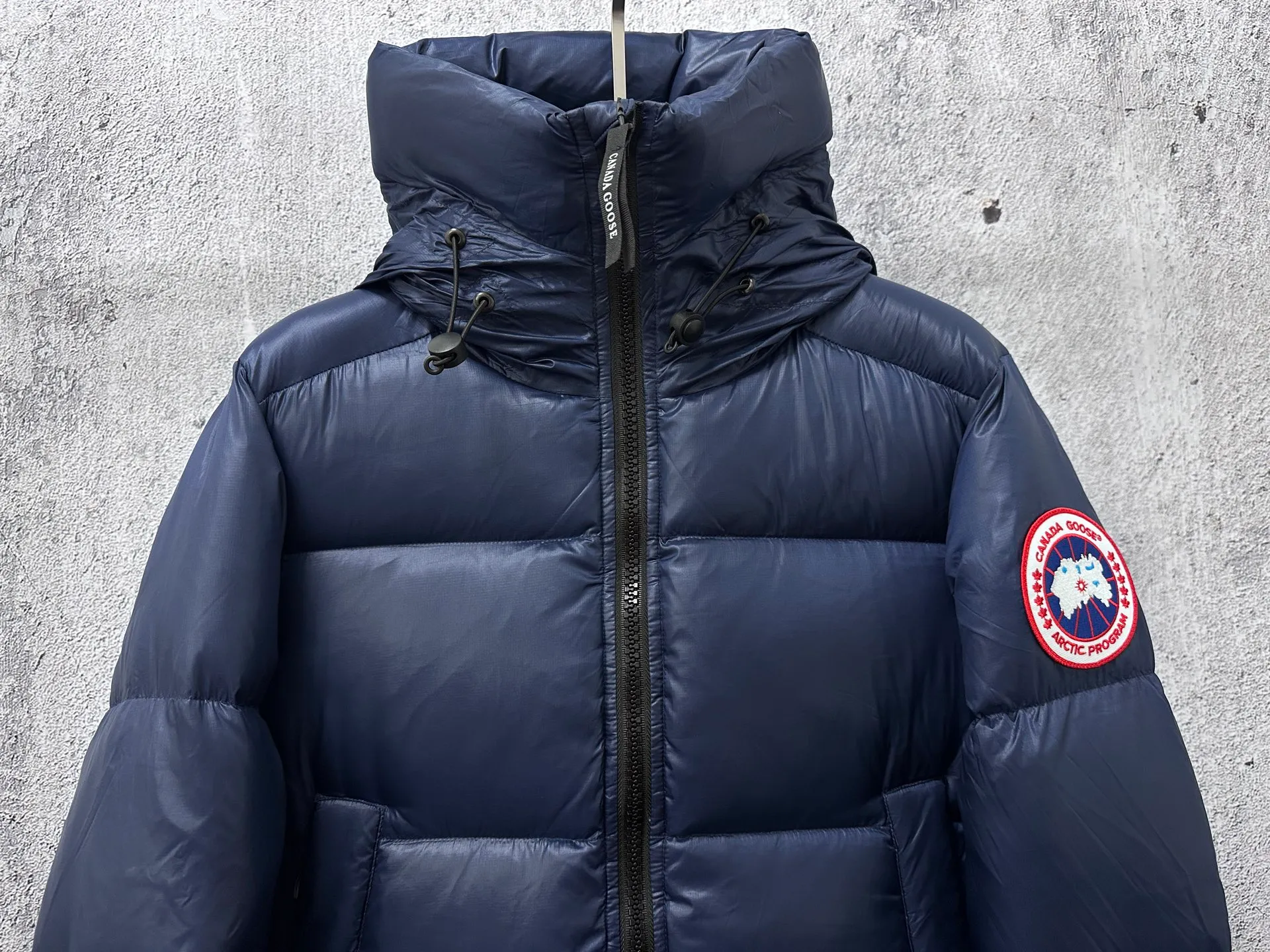 P780 [𝘾𝘼𝙉𝘼𝘿𝘼 𝙂𝙊𝙊𝙎𝙀] Canada Goose's limited new Crofton puff down jacket, top version, ceiling level Crofton soft loaf, 2024 latest style, cold protection effect up to level 4, using recycled Feather-Light tear-resistant fabric, ultra-light, no weight on the upper body at all! The unique black label highlights your temperament‼ ️ Canada Goose, a Canadian brand, has always been recognized as the warmest down jacket. Various Instagram celebrities, Internet celebrities, and celebrities often wear it for street photos. I make Canada Goose every year, but I still can't get rid of my love for it. No matter how cold the days are, there is no need to be afraid, because there is! Filled with 90% white duck down, it is the legendary warmest down jacket and is known as a must-have for Arctic outdoor sports! The most popular down jacket in the world, celebrities are rushing to buy it, it is a must-have!  Size: S~XXL